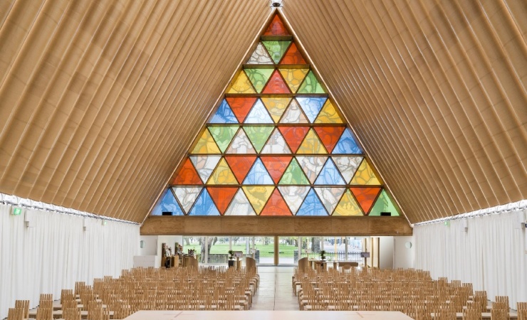 Bygger shelters af toiletruller og kirker af paprør - mød materialets mester i København