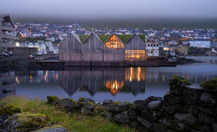 Henning Larsen-designet roklub lyser op i Færøernes næststørste by