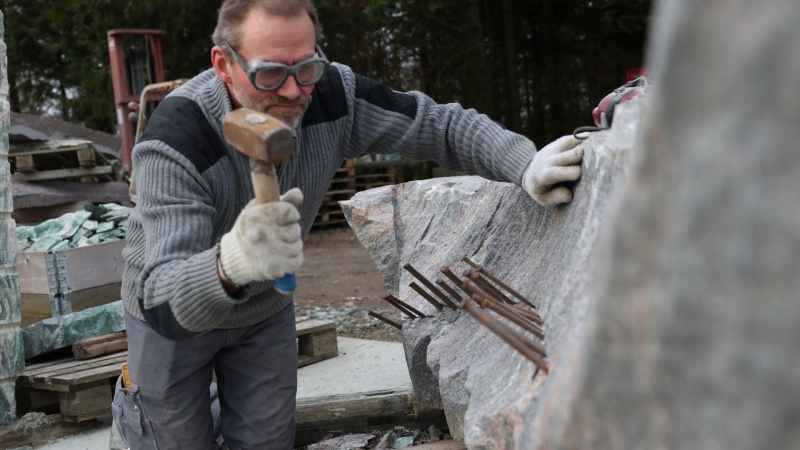 Granit-hobby blev til levevej for anlægsgartner