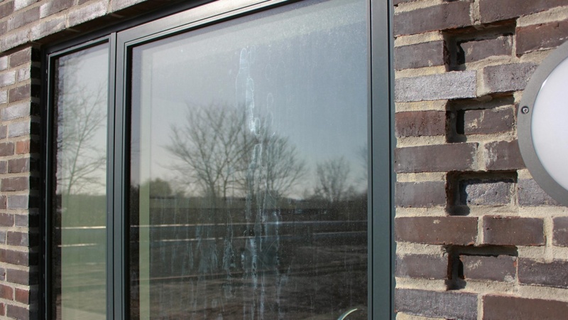 Undgå belægninger og ætsninger på glas i vinduer og facader