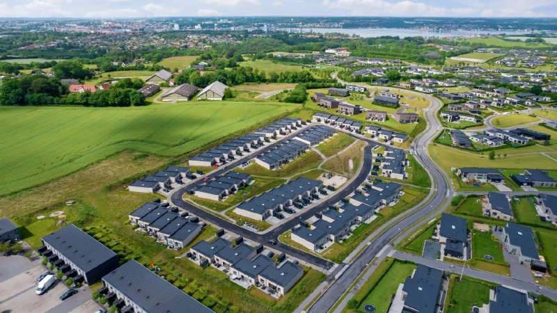 Stor investor køber 69 rækkehuse i Kolding-bydel - ser potentiale i vækstbyer
