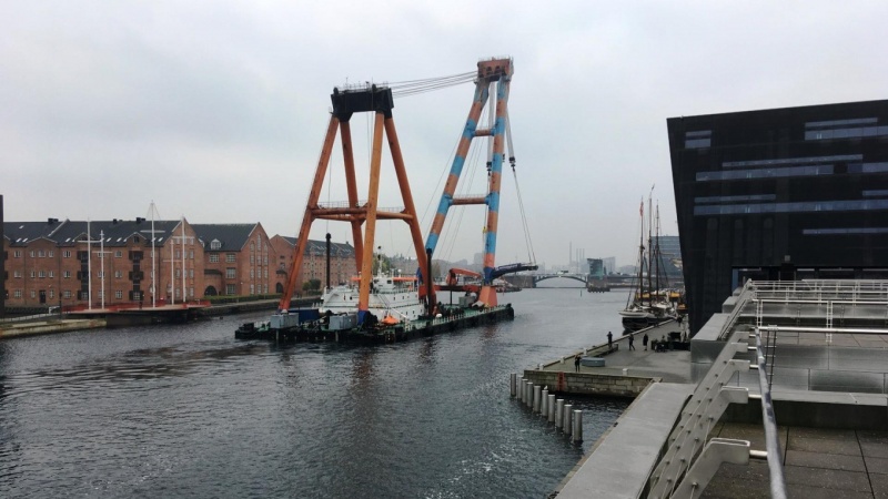 230 tons Bryghusbro er på plads igen
